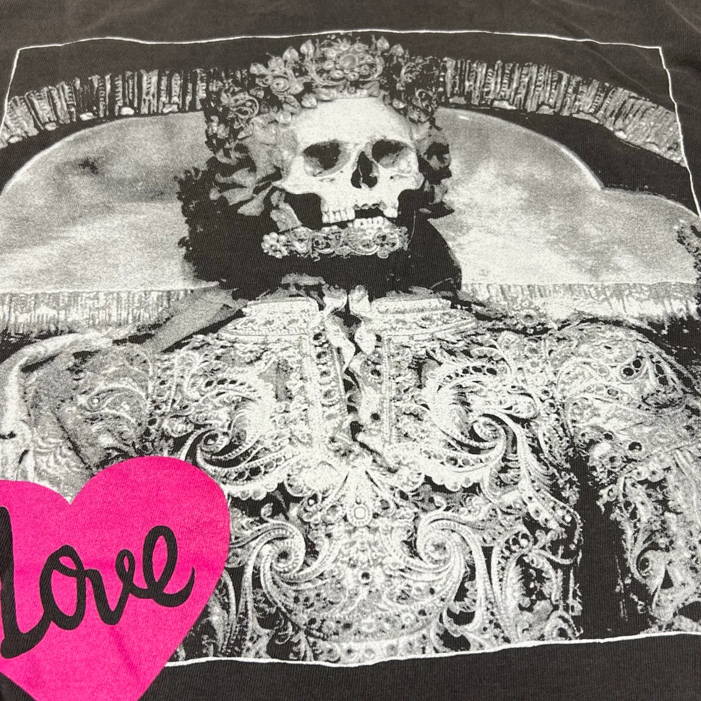 SAINT Mxxxxxx SS TEE/LOVE/BLK LOVE Pink Love Skull Distressed TEE Washed Black S-XL Cylindrical Fabric Ready-made Assute Dyeing Ma Liu Fading Washing Technology Top Printing Technology Handmade Graffiti Splashing Ink Correct Main Mark/Wash Mark/Anti-Counterfeiting Label Top Purchasing Level